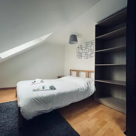 Le Sacré, Au Pied De La Cathédrale