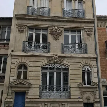 Le Sacré, Au Pied De La Cathédrale Reims