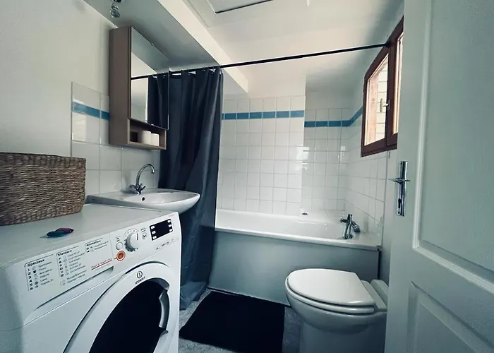 Le Sacré, Au Pied De La Cathédrale * Reims