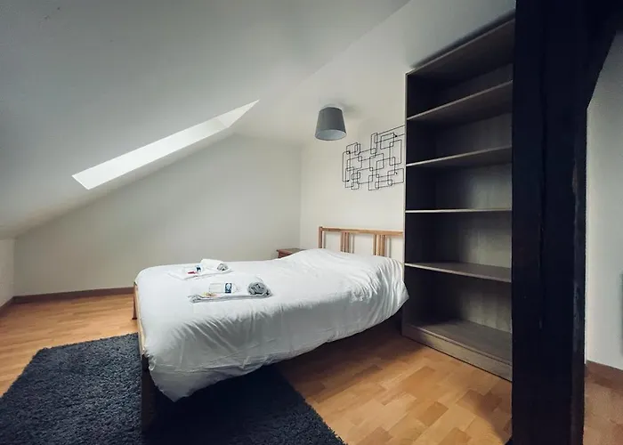 Le Sacré, Au Pied De La Cathédrale