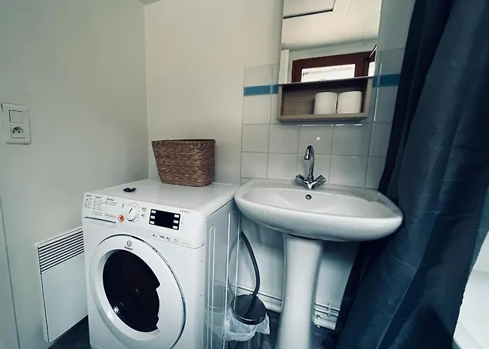 Le Sacré, Au Pied De La Cathédrale