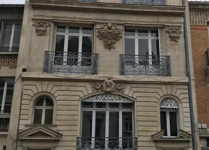 Le Sacré, Au Pied De La Cathédrale Reims